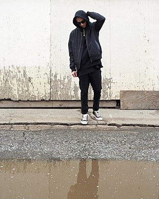 「シュローモ　バンクスとのコラボも印象深いLA鬼才が“IDM meets ドゥーム・メタル”な新作からMV公開」