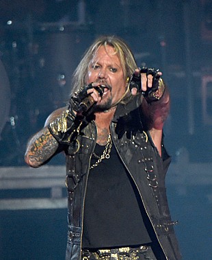 「ヴィンス・ニール、自身のソーシャルメディア・コンサルタントを訴える」