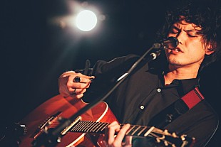 「9mm菅原卓郎、弾き語りワンマンのファイナル公演が無料配信」