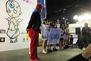 「篠崎愛やTAHITIも登場 新宿駅前にアイドル＆ガールズバンド集結で熱狂 電撃ネットワークのギュウゾウも火花散らす」