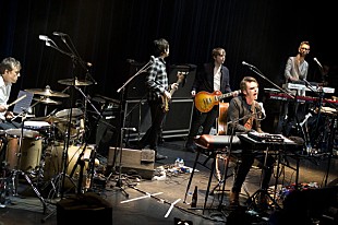 「ギャズ・クームス、ブリティッシュ・ポップの伝統を体現するビルボードライブ公演レポート」