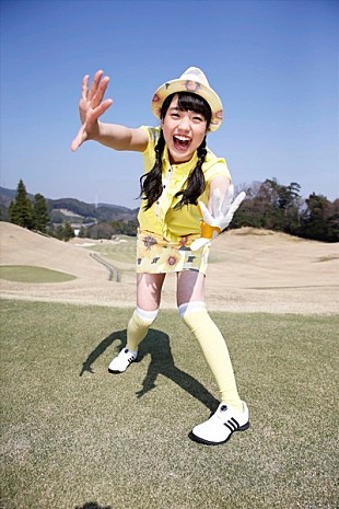 「チームしゃちほこ伊藤千由李が『ゴルフダイジェスト』初登場、プロ直伝レッスンで開眼連発」