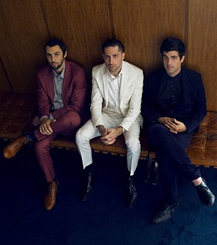 「QOTSAマイケル率いるミニ・マンションズ　アレックス・ターナー＆ブライアン・ウィルソン参加の新作AL『ザ・グレート・プリテンダーズ』発売」