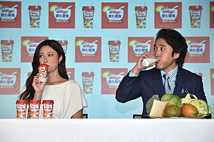 「深田恭子×ムロツヨシ『ケロッグ 飲む朝食 フルーツグラノラ』CM発表会で対決」