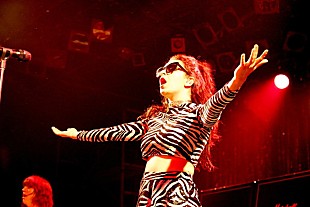 「新ポップ・スター、 チャーリーXCX、ヒット曲満載の東京公演レポート」