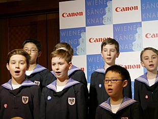 「来日60周年のウィーン少年合唱団、「手拍子や足拍子で楽しんで」」
