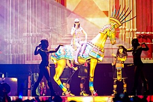 「ケイティ・ペリー4年ぶりの来日単独公演、ステージ上でファンと自撮りも」