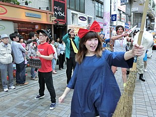 「元BiSのプールイ擁するLUI FRONTiC 赤羽JAPAN【赤羽馬鹿祭り】参加 プールイが魔女宅キキ仮装で赤羽をパレード」