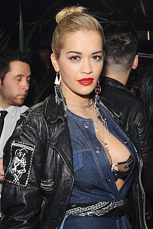 「リタ・オラ、“魔性の女”風に描かれた新曲アートワークを公開」