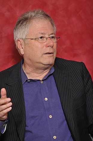 「劇団四季の最新ミュージカル『アラジン』開幕に先駆け作曲家のアラン・メンケン氏来日「大変興奮した」」