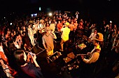 韻シスト「韻シスト初の360°ライブ、全角度に向け発信する「俺らは生のHIPHOPバンド」」1枚目/6