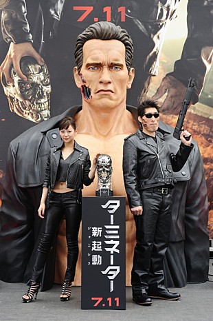 「西内まりや へそ出しルックで『ターミネーター』に大興奮」