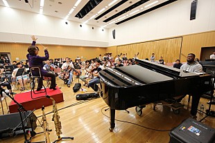 「ロバート・グラスパー×西本智実、ジャンルの垣根を超えた注目オーケストラ・コンサートのリハーサルを潜入レポート！」