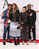 「キム・カーダシアンのドレスに火が……ファレルが駆け寄り命救う」1枚目/1