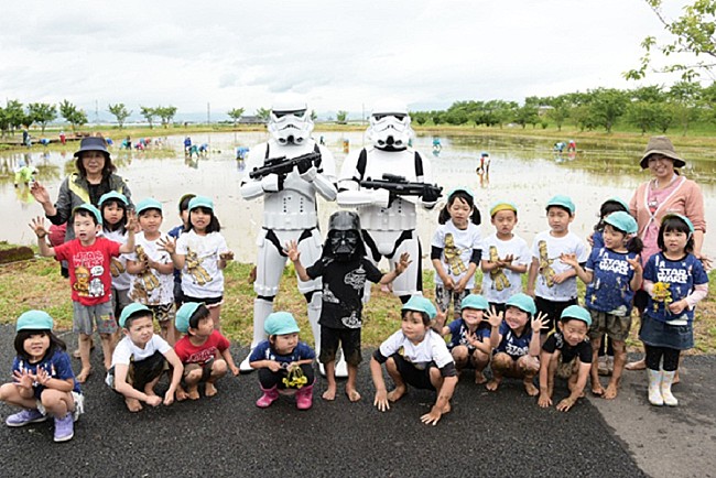 ウォルト・ディズニー「ストームトルーパーの登場に園児たちも釘付け、『スター・ウォーズ』田植えがスタート」1枚目/3