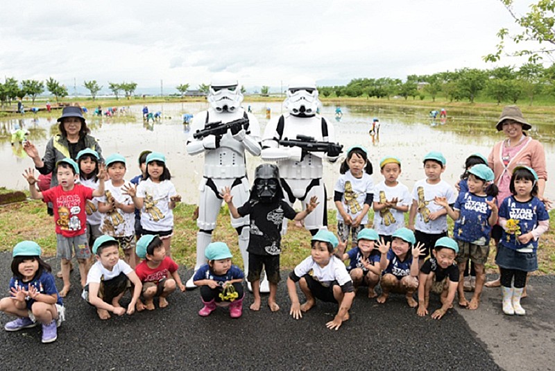 ストームトルーパーの登場に園児たちも釘付け、『スター・ウォーズ』田植えがスタート