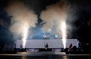 「ファイヴ・セカンズ・オブ・サマーのメンバーの頭にパイロの火が燃え移る事故」