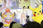「今夏ポケモン映画主題歌担当の“ポケ女”安田レイが【ワールドホビーフェア’15】で同曲熱唱」1枚目/5