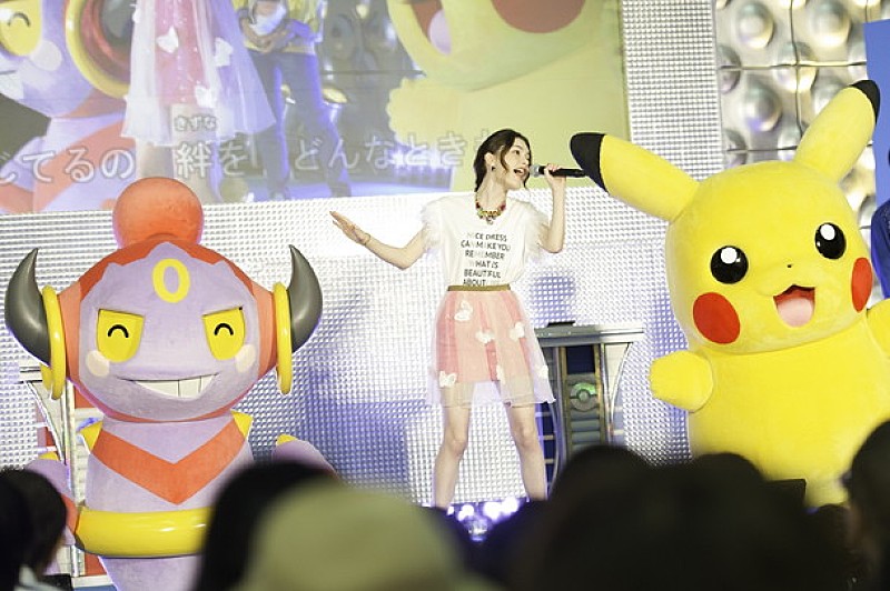 今夏ポケモン映画主題歌担当の“ポケ女”安田レイが【ワールドホビーフェア’15】で同曲熱唱