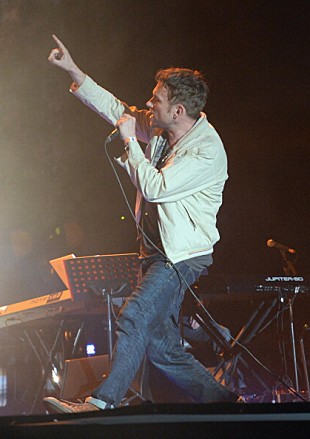 「デーモン・アルバーン ライブ後ステージを降りずセキュリティに担がれ退場」