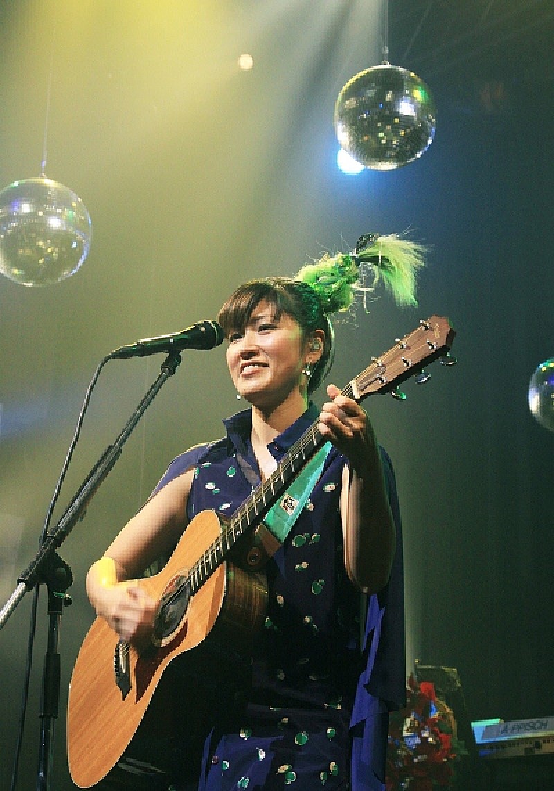 BONNIE PINK、デビュー記念日スペシャルライブでtofubeatsとライブ初共演