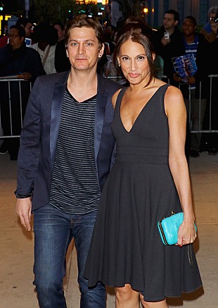 「ロブ・トーマス、妻が脳の手術をするためツアー日程延期」