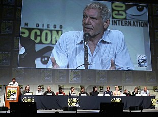 「ハリソン・フォードら集結『スター・ウォーズ/フォースの覚醒』コミコン・プレゼンにファン6500人大熱狂」