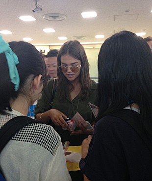 「マイア・ミッチェル 『ティーン・ビーチ2』プロモーションのため日本に到着」