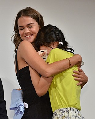 「マイア・ミッチェル キュートな笑顔でファンとハグ＆ハイタッチ「みんな最高のファンよ！」」