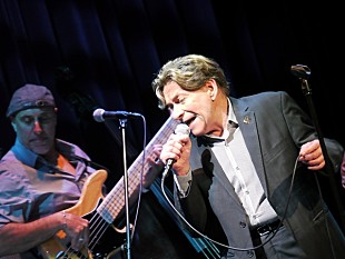 「もはや定番のシックでアダルトなステージ。ボビーのロマンティックな歌声で真夏の宵をゴージャスにくつろいで。」