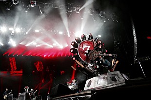 「【#フジロック15】初日レポート：フーファイ骨折のデイヴが千手観音シートで圧巻アクト、吉川晃司は泉谷しげると腕立て対決？」