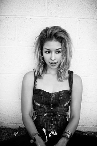 「BENI 新境地拓く新作ミュージックビデオで渡辺直美と全編ロケの“女子二人旅”敢行」