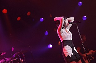 「カーリーが1組のために「アイ・リアリー・ライク・ユー」を披露、「ずっと幸せに！」」