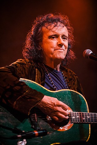 「ドノヴァンのトリビュート・アルバムより「ハッピネス・ランズ」公開」