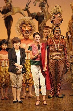 「演出家ジュリー・テイモアが四季『ライオンキング』を観劇、「この作品には皆さんの文化も影響しています」」
