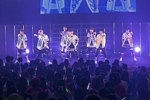 「超特急、夏の全国ツアー最終公演となった渋公ライブをレポート 8号車との結束をさらに深めるライブに」