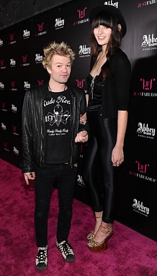 「アヴリルの元夫、SUM 41のデリックがモデルと再婚」