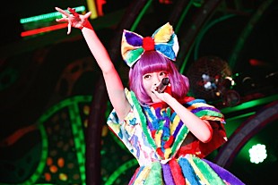 「きゃりーぱみゅぱみゅ 全国ホールツアーがスタート、これまでと一味違うナイトクラブ風の妖艶な世界観に」