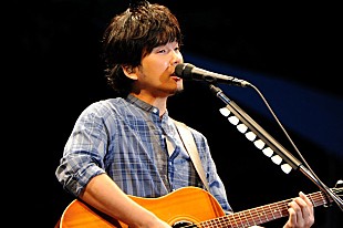 「秦 基博 縄文の歴史に包まれた遺跡でライブ敢行＆「ひまわりの約束」100万DL達成」