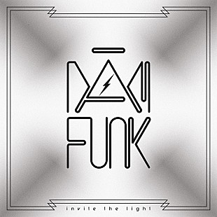 「Album Review： 西海岸のブギー大使ことデイム・ファンクの技が光る、スヌープら超豪華ゲスト陣参加の『インヴァイト・ザ・ライト』」