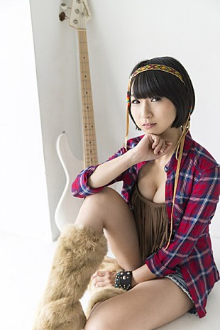 「Gacharic Spin ビキニ姿のFチョッパーKOGA『ベース・マガジン』表紙彩る ベースシーンの新アイコンへ!?」