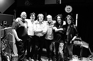 「「もう死ぬか、それともこれからアルバムを20作リリースするか」　A・クーパーxJ.ペリーxJ・デップによるスーパーグループ、ハリウッド・ヴァンパイアーズ　ミニ・インタビュー」