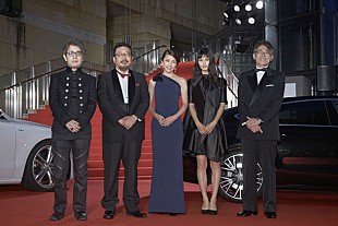 「竹内結子＆橋本愛 美女2人で【第28回東京国際映画祭】レッドカーペットに登場 中村義洋監督は両手に花状態」
