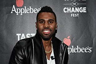 「ジェイソン・デルーロがフェティ・ワップの「トラップ・クイーン」カバーを披露」