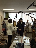 「長崎市長へ親書を渡す指揮者の西本智実」4枚目/4