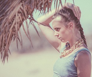 「MO（ムー）、アヴィーチーやディプロも惚れ込むデンマーク新鋭シンガーが新曲「KAMIKAZE」を配信スタート」