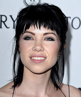 「カーリー・レイ・ジェプセン、32人死亡のクラブ火災を受けブカレスト公演を中止」