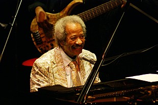 「アラン・トゥーサンが77歳で死去　“米国音楽の都”ニューオーリンズの音楽を牽引」