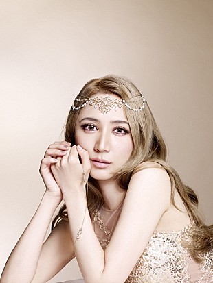 「昼ドラ『新・牡丹と薔薇』主題歌にサラ・オレインが決定、愛憎劇を浄化する“癒しの歌声”」