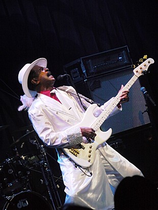 「ベースの日を祝う！ファンクの伝道師、ラリー・グラハム＆グラハム・セントラル・ステーションのビルボードライブ公演初日を最速レポート」